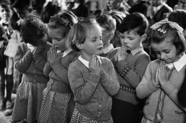 Молящиеся дети. Великобритания. 1953г. Молящиеся дети. Великобритания. 1953г.