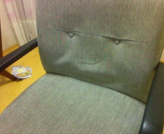 Кресло тоже улыбается Кресло тоже улыбается