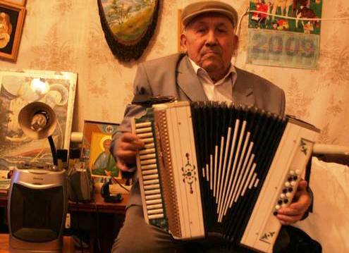 Асгат Гализянов С детства Асгат Галимзянов мечтал стать музыкантом, поэтому гармошка сопровождает его всю жизнь