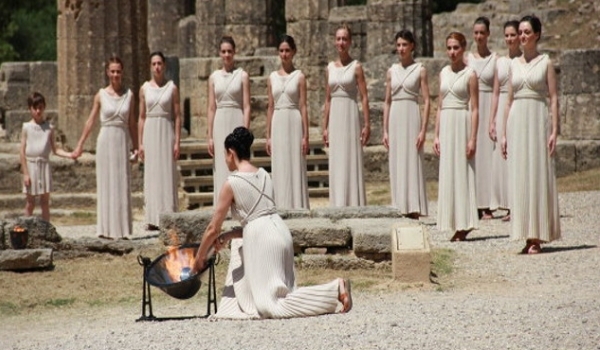 Зажигают Олимпийский факел в Греции Зажигают Олимпийский факел в Греции