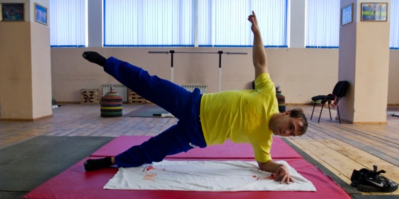 Тренировка в спортзале Тренировка в спортзале