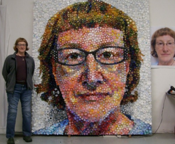 Портрет женщины из крышек