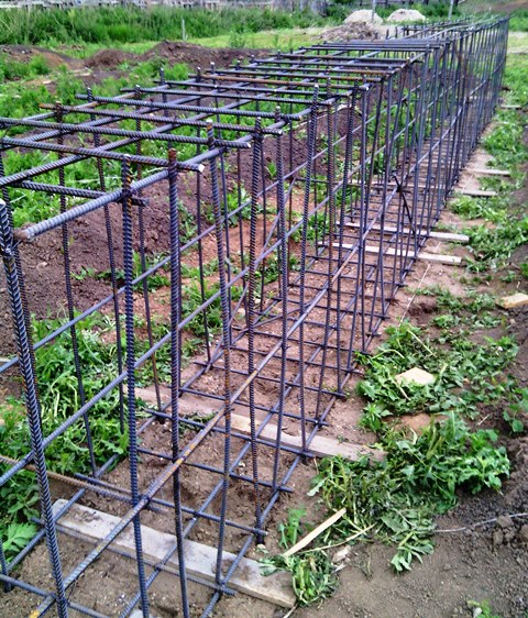 Каркас из арматуры для ленточного фундамента Каркас из арматуры для ленточного фундамента