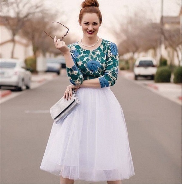 Мама в белой юбке из тафты и цветной бирюзовой блузке с белой сумочкой Мама в белой юбке из тафты и цветной бирюзовой блузке с белой сумочкой