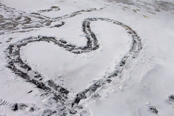 На снегу нарисовано большое сердце На снегу нарисовано большое сердце