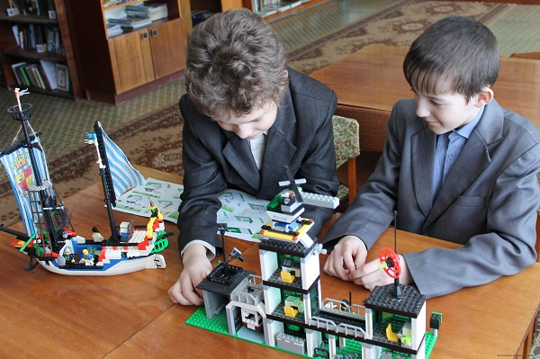 В конструктор ЛЕГО играют мальчики В конструктор ЛЕГО играют мальчики