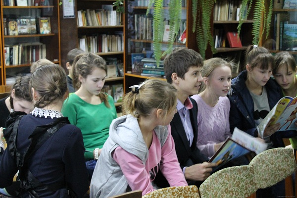 Молодежь просматривает периодику в библиотеке Молодежь просматривает периодику в библиотеке