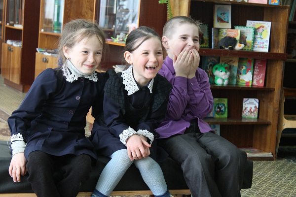 Дети смеются в библиотеке Дети смеются в библиотеке