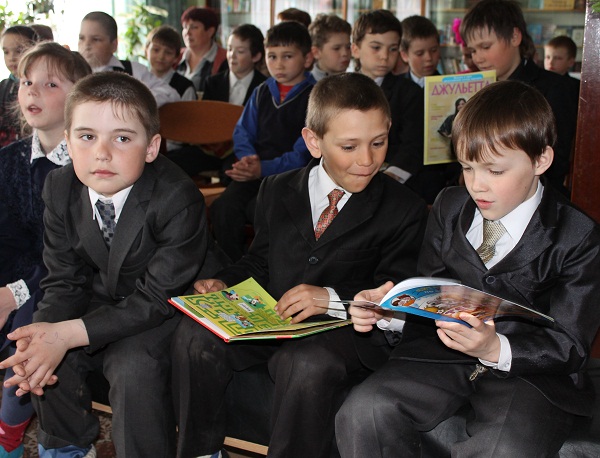 Мальчики смотрят книжки Мальчики смотрят книжки