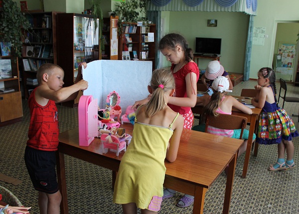 Дети играют в библиотеке Дети играют в библиотеке