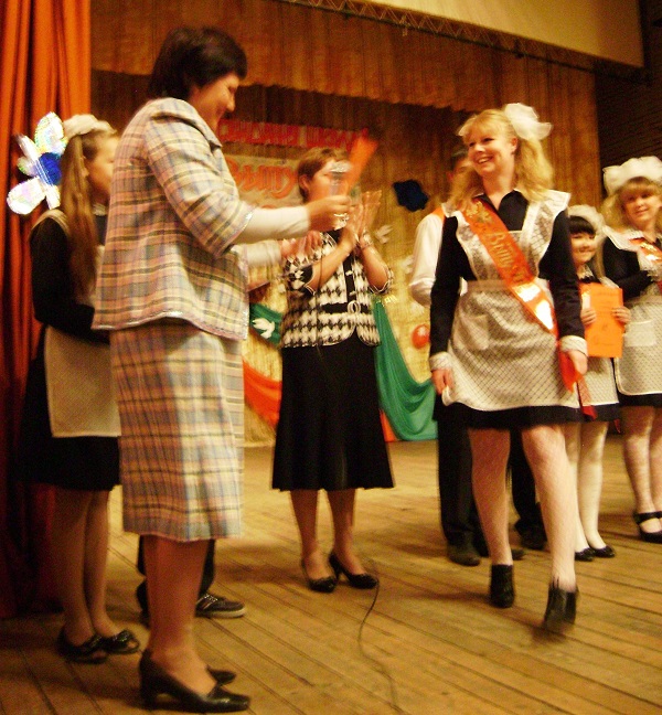 Награждение лидеров чтения на торжественной школьной линейке Награждение лидеров чтения на торжественной школьной линейке