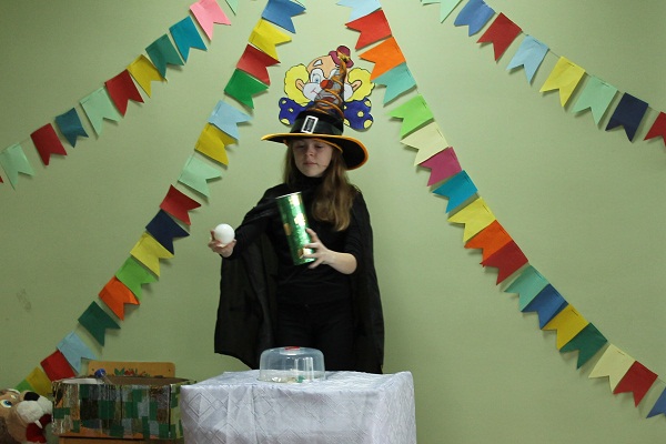 Девочка показывает фокусы Девочка показывает фокусы