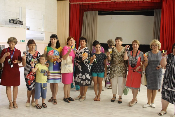 Библиотекари со своими поделками - бумажными птицами Библиотекари со своими поделками - бумажными птицами