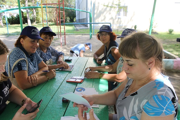 Наша команда открывает конверт с заданием Наша команда открывает конверт с заданием