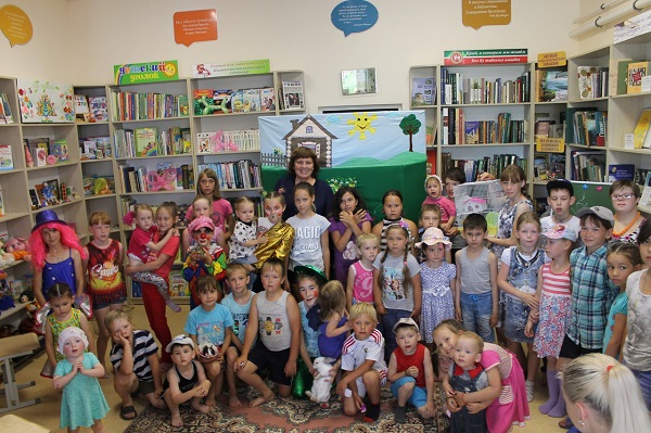 Гузяль Эркаева с детьми в библиотеке Гузяль Эркаева с детьми в библиотеке