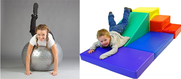 Дети лежат на матах и гимнастическом огромном мяче Дети лежат на матах и гимнастическом огромном мяче