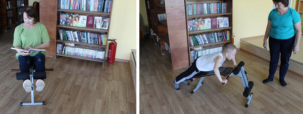 Женщины в библиотеке читают книгу и занимаются на гимнастической скамье Женщины в библиотеке читают книгу и занимаются на гимнастической скамье