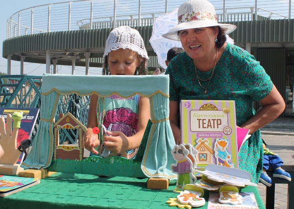 С книжки на сценку С книжки на сценку