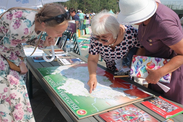 Женщины рассматривают карту Татарстана Женщины рассматривают карту Татарстана