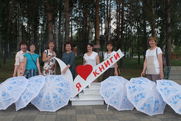 Бело-голубые зонтики на фестивале "Читающая Елабуга" Бело-голубые зонтики на фестивале "Читающая Елабуга"