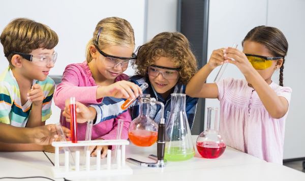 Дети проводят опыты в лаборатории Дети проводят опыты в лаборатории