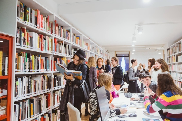 Молодежь в библиотеке Молодежь в библиотеке