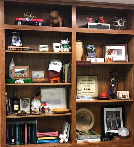 Стеллаж для мужчин с книгами, сувенирами Стеллаж для мужчин с книгами, сувенирами