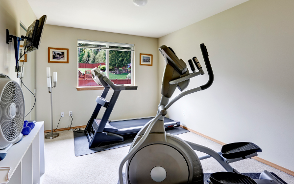 Тренажеры в комнате Тренажеры в комнате