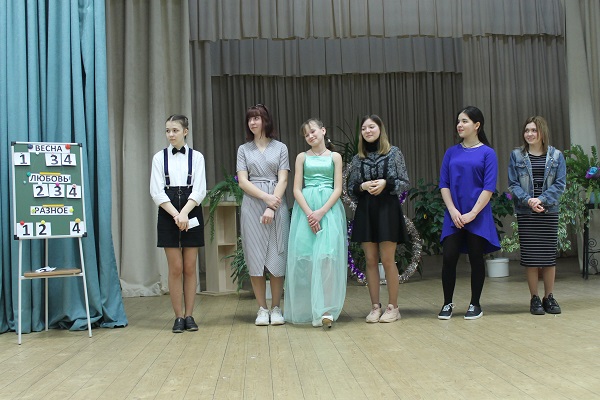 участницы игры "Лирического караоке" участницы игры "Лирического караоке"