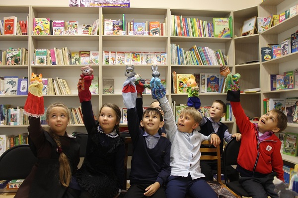 Дети держат куклы-петрушки на вытянутых руках Дети держат куклы-петрушки на вытянутых руках